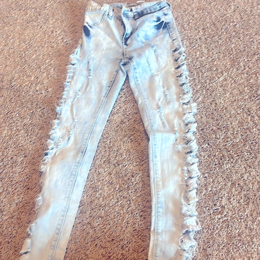 These skinny jeans look so hot, you’ll turn heads. Ripped from the sides.